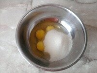 Яйца растираем с сахаром и хорошо перемешиваем