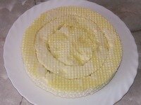 Внутри торта вырезаем небольшое кольцо
