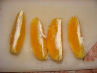 Апельсин разрезать на 4-8 частей
