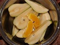 Разрезанные фрукты сложить в кастрюлю