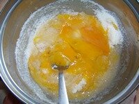 Для крема смешиваем яйца с сахаром