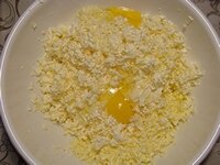 Добавить два сырых яйца