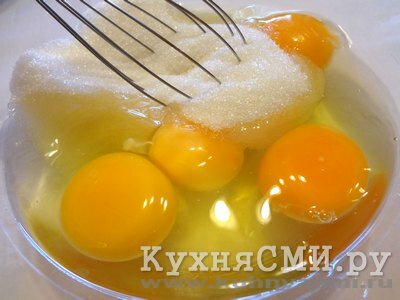 Яйца взбить с сахаром и ванилином