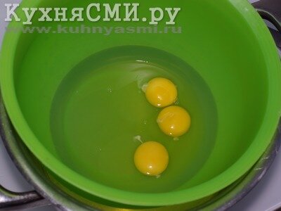 Для взбивания миску с яйцами лучше поставить на теплую водяную баню