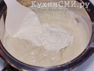 В основу для крема осторожно постепенно вводим взбитые сливки