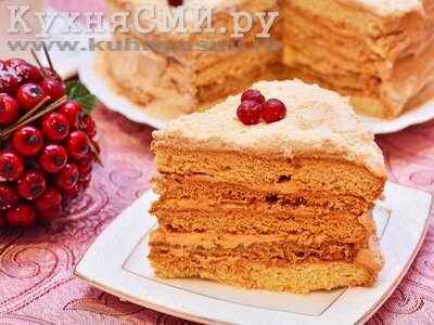 Украсить медовый торт можно измельчённым в крошку песочным печеньем и ягодами клюквы