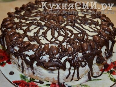 Бисквитный торт с вишнями и черносливом украсить шоколадной кондитерской глазурью
