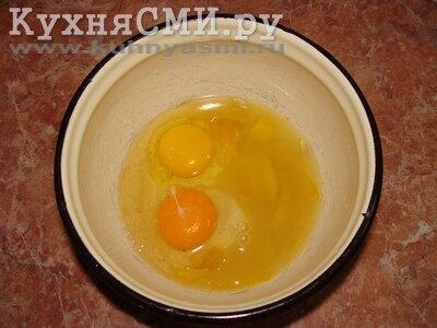 В сок ввести два свежих яйца