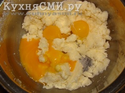 В масляно-сахарную смесь ввести 4 яичных желтка