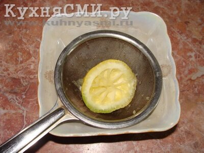 Выжать две чайные ложки лимонного сока