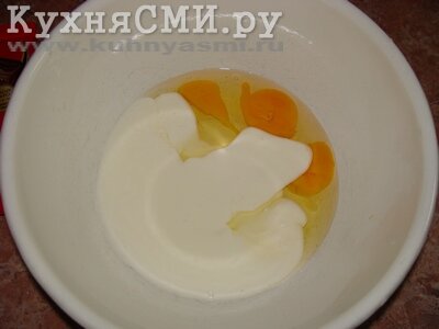 В отдельной посуде соединить кефир с 2 яйцами и белком