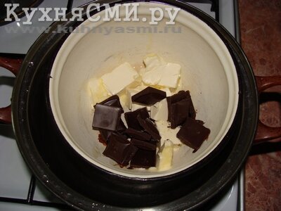 На водяной бане растопить шоколад с маргарином