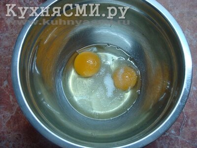 Яйца смешать с ванильным сахаром