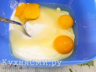 В смесь добавить яйца