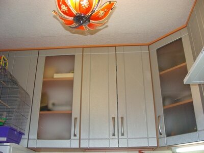 Фронтальная поверхность встроенной кухонной мебели должна отражать свет, а не поглощать